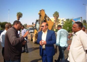 محافظ أسوان : ضرورة إستجابة الأهالى لسرعة تنفيذ مشروع الخط البديل لمحطة الكرور