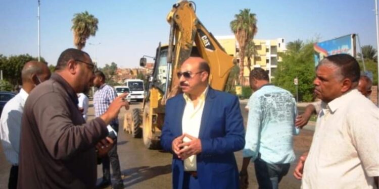 محافظ أسوان : ضرورة إستجابة الأهالى لسرعة تنفيذ مشروع الخط البديل لمحطة الكرور