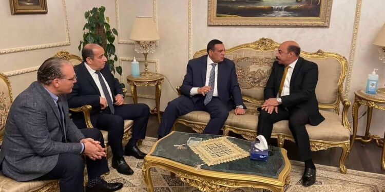 مخافظ اسوان يستقبل وزير التنمية المحلية في زيارته للمحافظة .