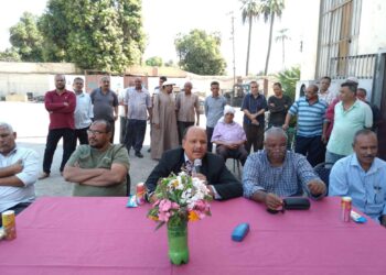 سكر ارمنت يكرم رجل الكهرباء الاول بالمصنع لبلوغه سن التقاعد.