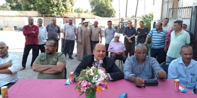 سكر ارمنت يكرم رجل الكهرباء الاول بالمصنع لبلوغه سن التقاعد.