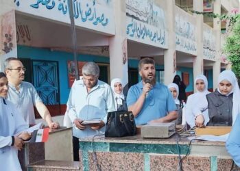 حسن الخاتمه وفاة معلم اثناء طابور الصباح وهو يلقي كلمة عن معلم البشرية .