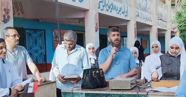 حسن الخاتمه وفاة معلم اثناء طابور الصباح وهو يلقي كلمة عن معلم البشرية .