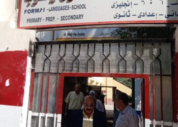 .. محافظ أسوان يفاجئ مجمع مدارس بتفقده ، ويستبعد مديره ويحيل الوكلاء للتحقيق