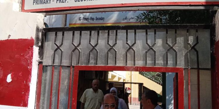 .. محافظ أسوان يفاجئ مجمع مدارس بتفقده ، ويستبعد مديره ويحيل الوكلاء للتحقيق