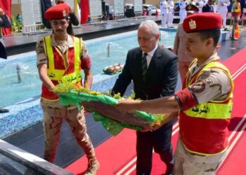 محافظ الاقصر يضع اكليلا من الزهور على النصب التذكاري لشهداء القوات المسلحة والشرطة .