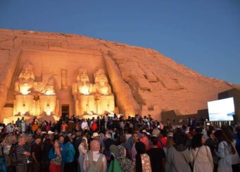بحضور محافظ أسوان وأكثر من 3 ألاف سائح وزائر مصرى الشمس تتعامد على وجه الملك رمسيس الثانى بمدينة أبو سمبل السياحية لمدة 20 دقيقة