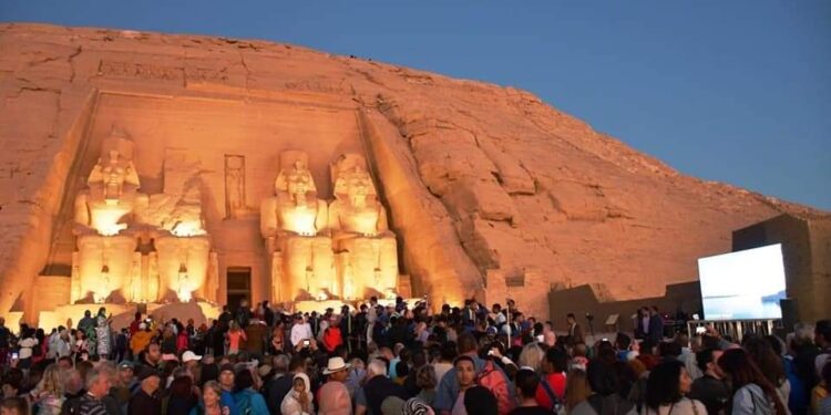 بحضور محافظ أسوان وأكثر من 3 ألاف سائح وزائر مصرى الشمس تتعامد على وجه الملك رمسيس الثانى بمدينة أبو سمبل السياحية لمدة 20 دقيقة