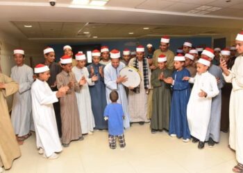 طلاب الازهر يدعمون محاربي السرطان بالانشاد الدينى والمديح في مستشفى اورام الاقصر