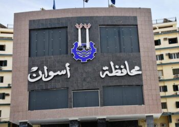 محافظ أسوان يحيل أحد العاملين للنيابة العامة ، مع خضوعه لتحليل المخدرات