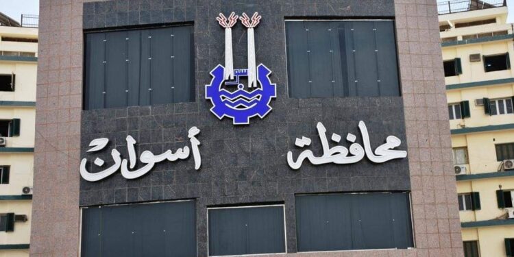 محافظ أسوان يحيل أحد العاملين للنيابة العامة ، مع خضوعه لتحليل المخدرات