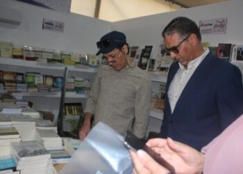 تواصل فعاليات معرض الكتاب الدولى الأول مدينة بنغازي   واكب ريم العبدلي-ليبيا   تتواصل فعاليات معرض بنغازي الدولى الأول مدينة بنغازي مقابل ساحة فندق تبستى بمشاركة العديد من دور النشر العربية والمحلية ، هذا وقد شاهد المعرض أقبال من المواطنين من  داخل مدينة بنغازي والمدن المجاورة لها ، كما تستمر فعاليات الثقافية المصاحبة لمعرض حيت أقيم بقاعة خلال الفترة المسائية ندوة حول المشهد التشكيلى الليبي بمشاركة العديد من الفنانين التشكيلين وادار الجلسة الكاتب احمد العيلة كما صاحب الندوة أمسية شعرية وندوة حول رؤية شبابية المشهد الثقافى الليبي  وفى حديث لنا قال الأعلامي محمود امجبر عضو اللجنة الأعلامية والثقافية بالمعرض ورئيس وزارة الإعلام والثقافة بالهئية سابقا :-, نحن اليوم نحى عرسا ثقافى شارك فيه العديد من دور النشر العربية والمحلية بمختلف الكتب الثقافية والعلمية والاجتماعية والأطفال إلى جانب العديد من الكتب المنوعة  إلى جانب أماسي ثقافية وشعرية وقصصية وندوات ومحاضرات من قبل مختصين ، كذلك هناك مسابقة الأفلام القصيرة بمشاركة العديد من دول العربية واللجنة مشكله من متخصصين بهذا الجانب سيتم يوم الثانى والعشرين اختيار خمس فائزين بمسرح الشعبي وتكريمهم ، إلى جانب كافة المشاركين ، ولجنة التحكيم ، كما سيتم بمسرح الشعبي تقديم أعمال من مسرحيات ،ندعو من خلالكم الجميع المشاهدة ودعم الثقافة والفن ، خاصة بعد ما عانته مدينة بنغازي من حرب ضد الإرهاب ، هاهى تقف اليوم لتحى هذا المحفل الكبير بمشاركات عربية جانب الى المشاركات المحلية ، سعيدا جدا اليوم ما وصلنا إليه مع جيشنا من نتائج ابهرت العالم ، وتأكد الجميع بأن مدينة بنغازي مدينة الثقافة والفن تنعم بالامن والأمان