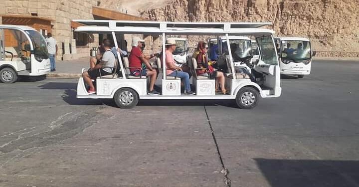 تشغيل سيارات تعمل بالطاقة الشمسية بموقعي الدير البحري ووادي الملوك غرب الأقصر