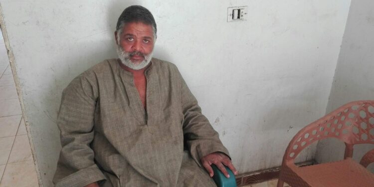 فصل عامل نظافة عن عمله بمدينة الأقصر بعد 16عام خدمة معايا 5عيال اروح فين بعد السن ده