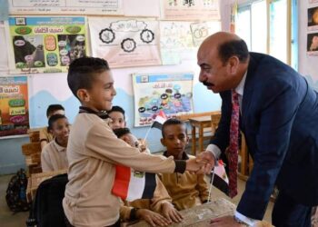 محافظ اسوان  يتابع إنتظام العملية التعليمية داخل 1503 مدرسة