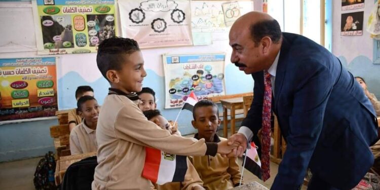 محافظ اسوان يتابع إنتظام العملية التعليمية داخل 1503 مدرسة