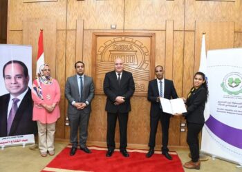 محافظ قنا يسلم 53 عقد عمل للفتيات الاولي بالرعاية.