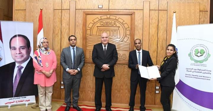 محافظ قنا يسلم 53 عقد عمل للفتيات الاولي بالرعاية.