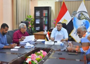 رئيس مياه الأقصر يلتفى بالعماله اليوميه بعد توقيع عقودهم