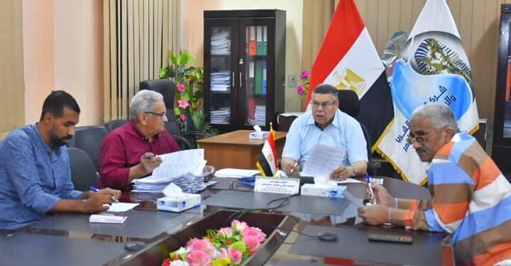 رئيس مياه الأقصر يلتفى بالعماله اليوميه بعد توقيع عقودهم