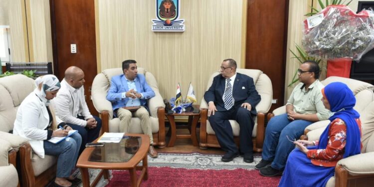 رئيس جامعة الأقصر يبحث سبل التعاون مع وفد مؤسسة مهنة ومستقبل للتنمية