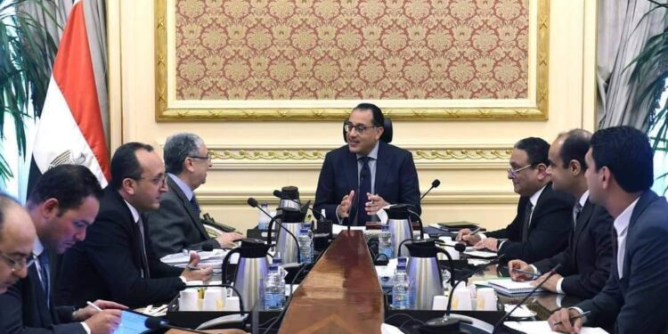رئيس الوزراء يستعرض مشروعات الطاقة المتجددة ومستجدات مشروع إنتاج الهيدروجين الأخضر