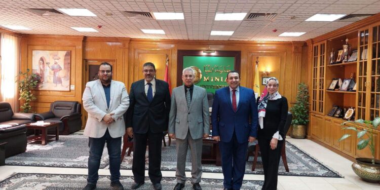 “فرحات” يستقبل رئيس الإدارة المركزية لطب الأسنان بوزارة الصحة