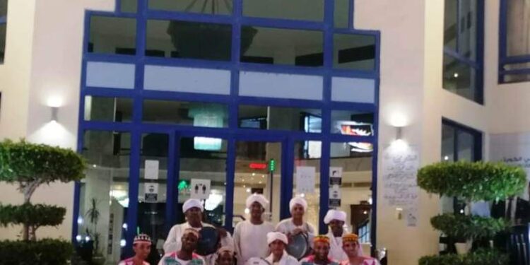 فرقة أسوان الدولية للفنون الشعبية تواصل عروضها بقمة المناخ