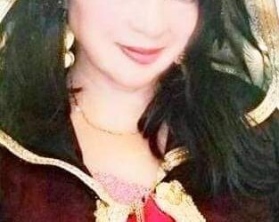 ~~”لاتونا” تؤدّي صلاتها للشمس~~