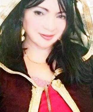 ~~”لاتونا” تؤدّي صلاتها للشمس~~