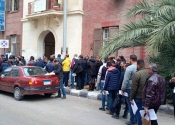 دايرة وبتدور واقفين في طابور بقلم الشاعر سامح السبكي