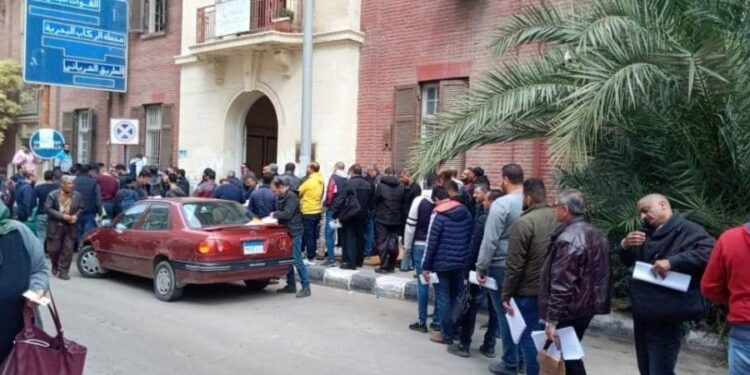 دايرة وبتدور واقفين في طابور بقلم الشاعر سامح السبكي