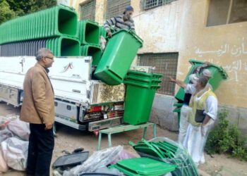 إهداء جميع مدارس قرى حياة كريمة فى محافظة أسوان عدد 363 حاوية مخلفات