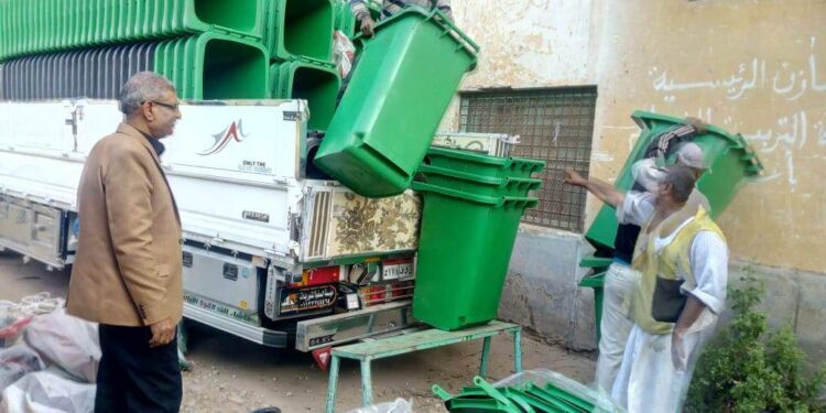 إهداء جميع مدارس قرى حياة كريمة فى محافظة أسوان عدد 363 حاوية مخلفات