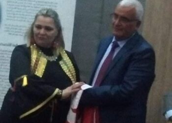 كيف لا أعشق عند الوجد ذاتي؟؟!