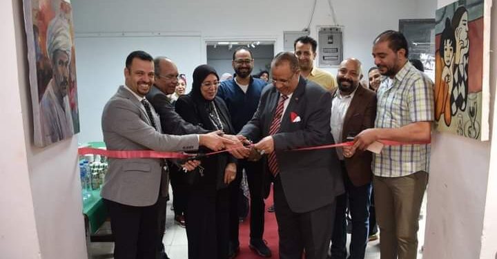 رئيس جامعة الأقصر يفتتح المعرض الخيري الأول بكلية الفنون الجميلة