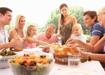 خلي بالك .. 3 اسباب هامه لتناول وجباتك مع العائلة والأصدقاء