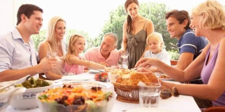 خلي بالك .. 3 اسباب هامه لتناول وجباتك مع العائلة والأصدقاء