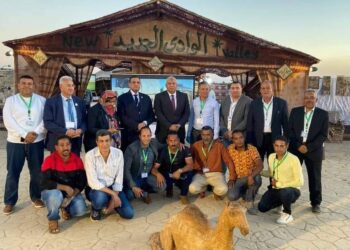 وزير التنمية المحلية يتفقد جناح الوادي الجديد بالمنطقة الخضراء بشرم الشيخ