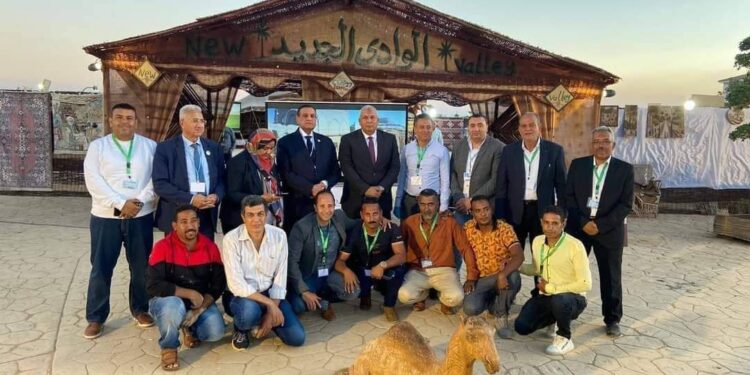 وزير التنمية المحلية يتفقد جناح الوادي الجديد بالمنطقة الخضراء بشرم الشيخ