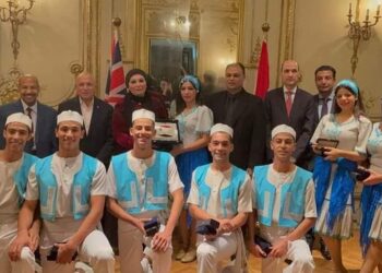 الملحق العسكرى والمستشار الثقافى بلندن يكرمان بورسعيد للفنون الشعبية