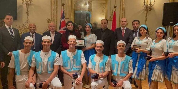 الملحق العسكرى والمستشار الثقافى بلندن يكرمان بورسعيد للفنون الشعبية