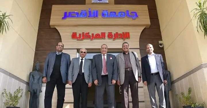 رئيس جامعة الأقصر يتفقداعمال لجنة الإستماع للمتقدمين لوظائف التدريس بجراحة العظام بكلية الطب