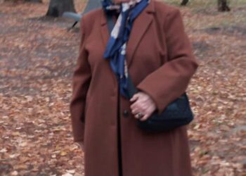 وقفتْ تتأمّل  ،،،،،