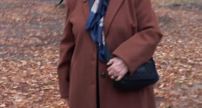 وقفتْ تتأمّل  ،،،،،