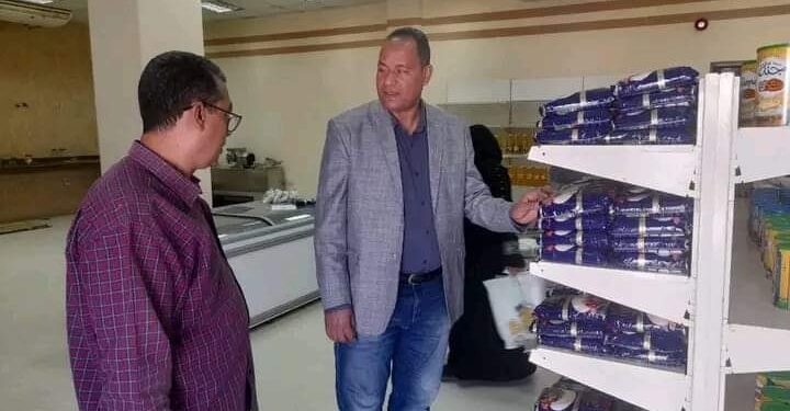 رئيس مدينة الطود “يقود حملة علي الشركة المصريةللتاكد من توافر السلع التموينية