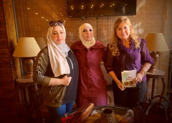 ترثينا المرايا .. مع الشاعرة العراقية ايناس هشام