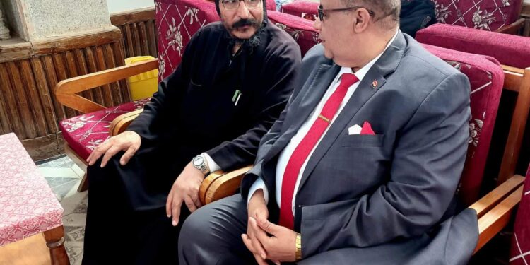 رئيس جامعة الأقصر يزور دير مارجرجس لتهنئة الأخوة الأقباط بالإحتفالات