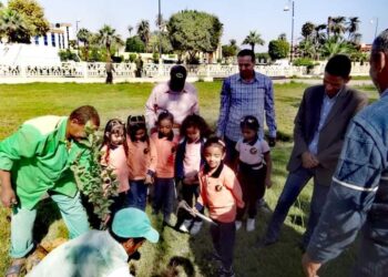 رئيس مدينة الأقصر يشارك أطفال مدرسة العوامية للغات لزراعة (١٥٠) شتلة ضمن مبادرة اتحضر للاخضر