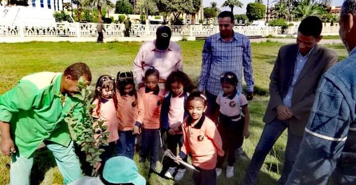 رئيس مدينة الأقصر يشارك أطفال مدرسة العوامية للغات لزراعة (١٥٠) شتلة ضمن مبادرة اتحضر للاخضر